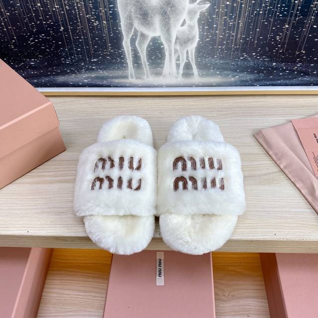 出厂 Miumiu Ss24 New Arrival～ M家2024缪缪 秋冬新款字母羊毛拖鞋 超舒适的miu毛拖 简约 随性 时髦有范， 慵懒又不乏高级感，最